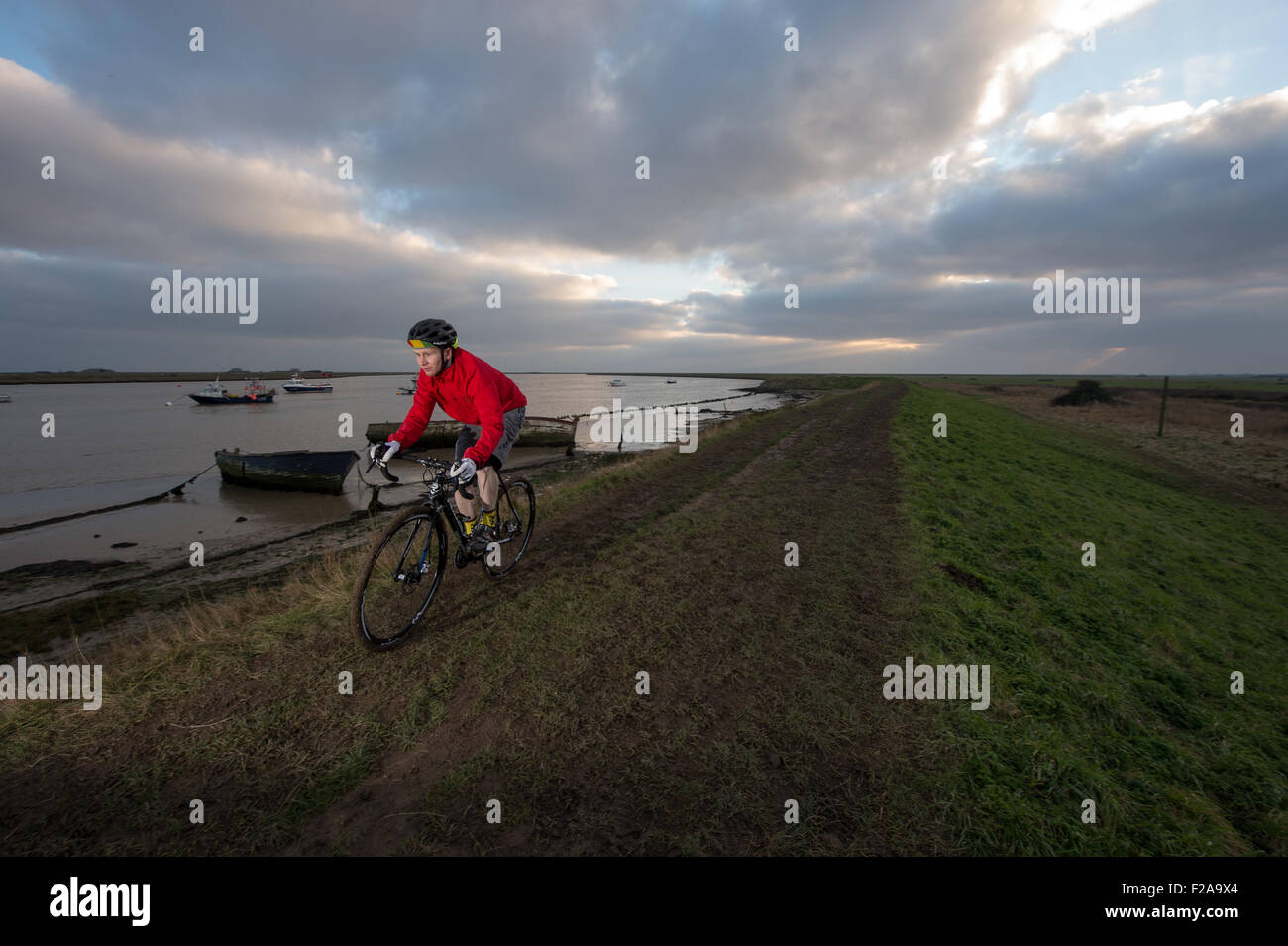 Escursioni in bicicletta lungo il fiume Alde estuario,Orford, Suffolk, Inghilterra Foto Stock
