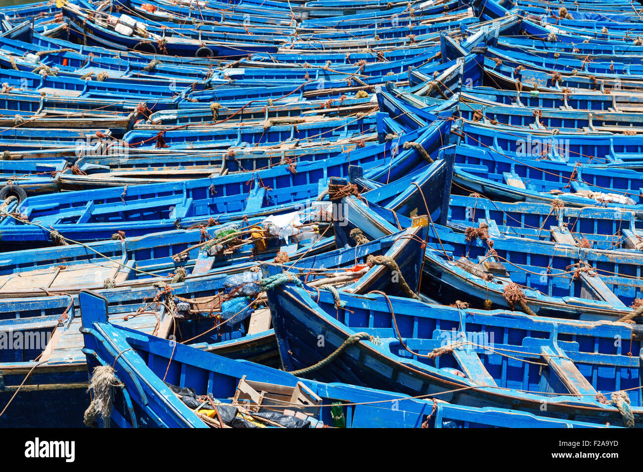 Blu barche da pesca in porto Foto Stock