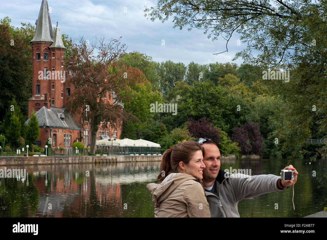 Parco Minnewater e il suo incantevole parco sono l'ingresso alla bellissima città di Bruges. Parco Minnewater è un lago canalizzata. Da th Foto Stock