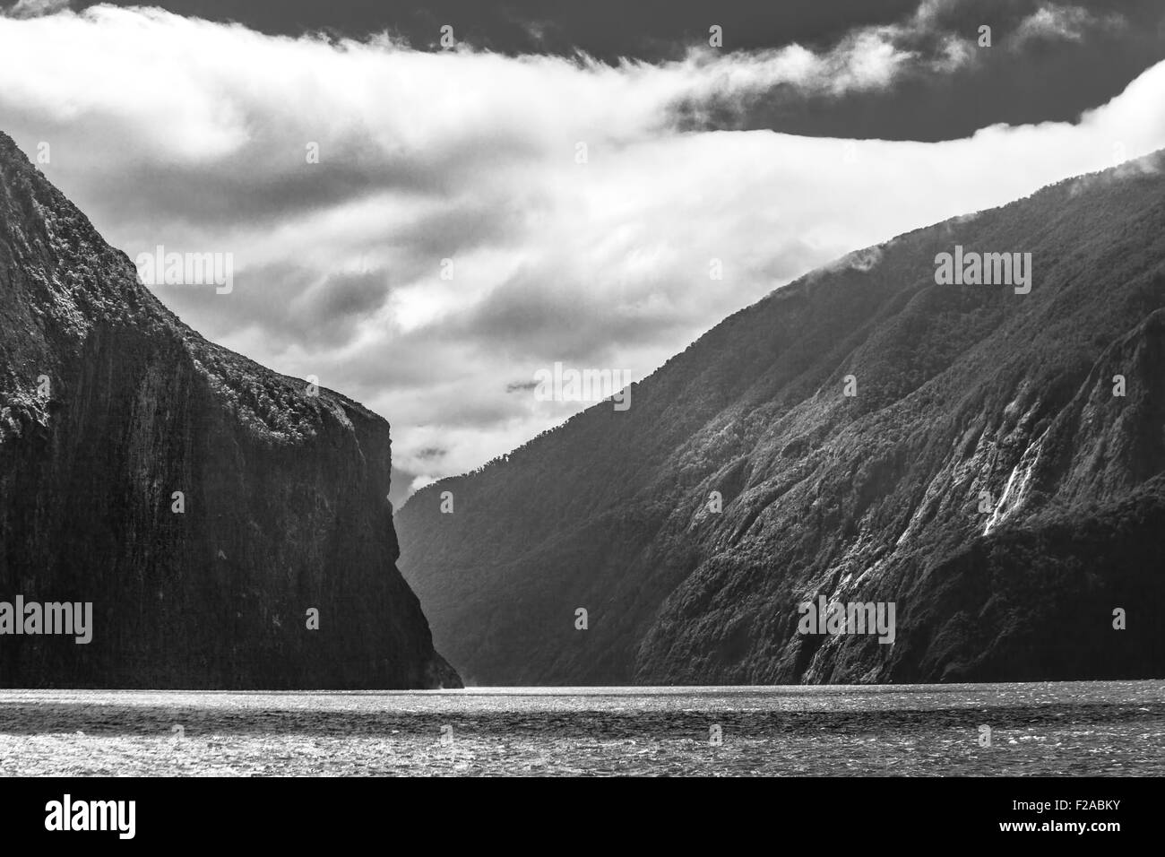 Maestose colline di Milford Sound in bianco e nero, Fiordland, Nuova Zelanda. Foto Stock