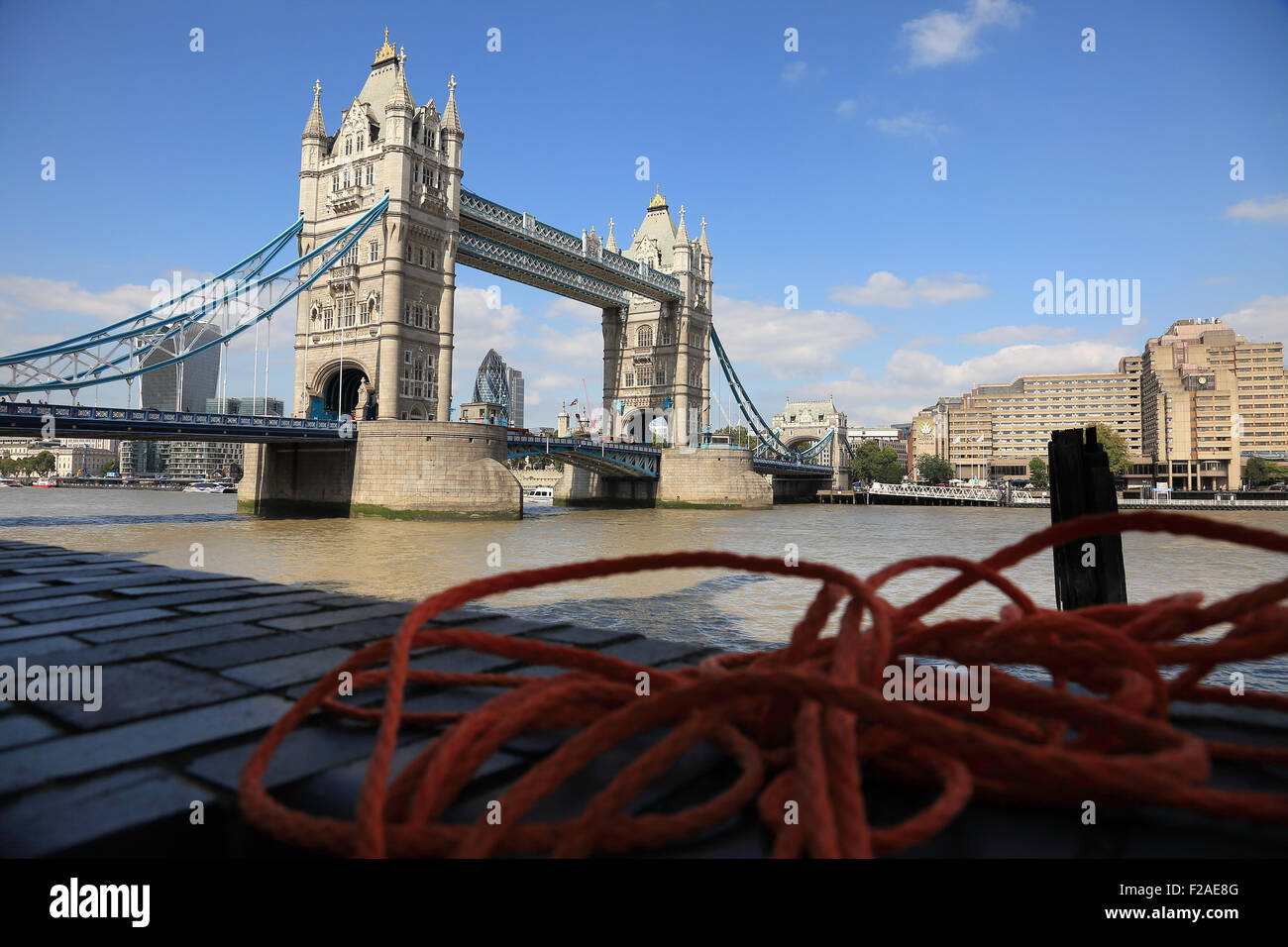 Il famoso Tower Bridge sul fiume Tamigi a Londra in Inghilterra Foto Stock