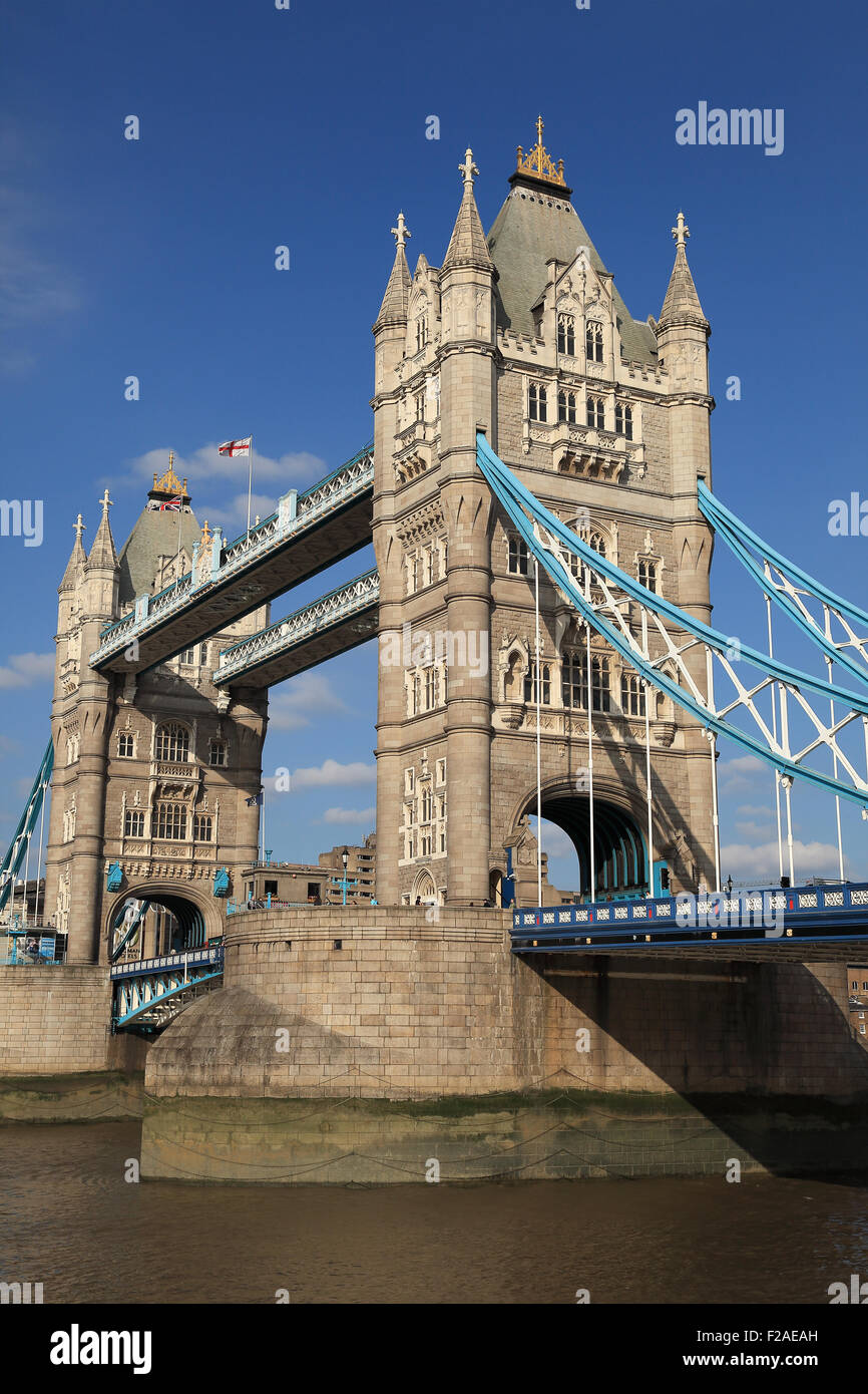 Il famoso Tower Bridge sul fiume Tamigi a Londra in Inghilterra Foto Stock