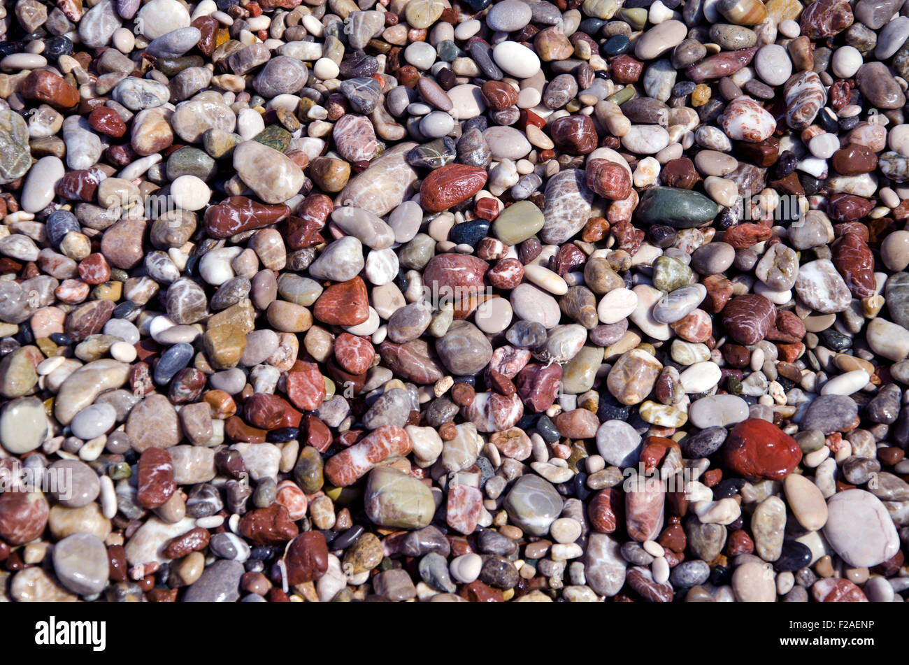 Mare Mediterraneo ciottoli bagnata bello sfondo natura e consistenza Foto Stock