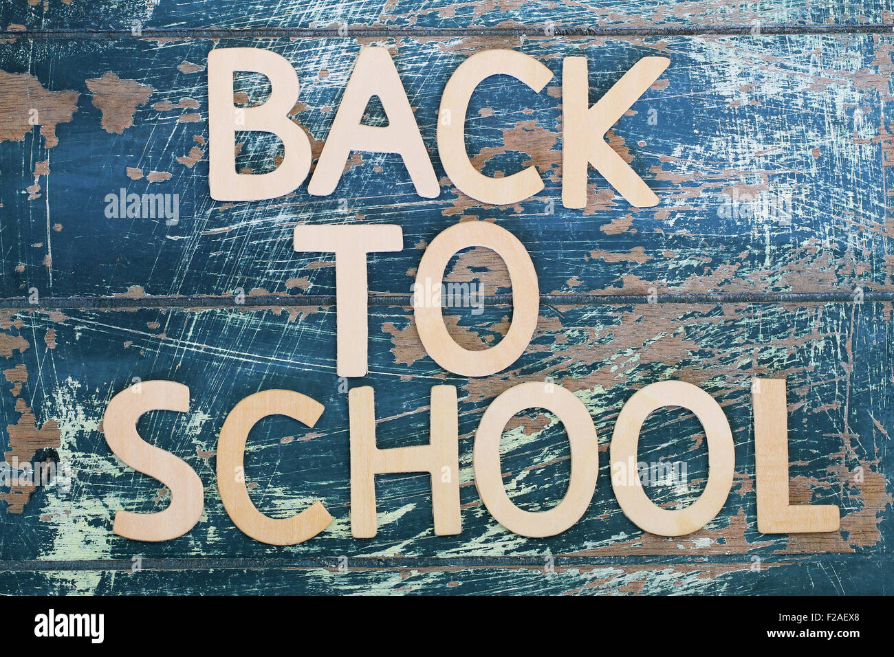 Si torna a scuola scritto il rustico superficie in legno Foto Stock