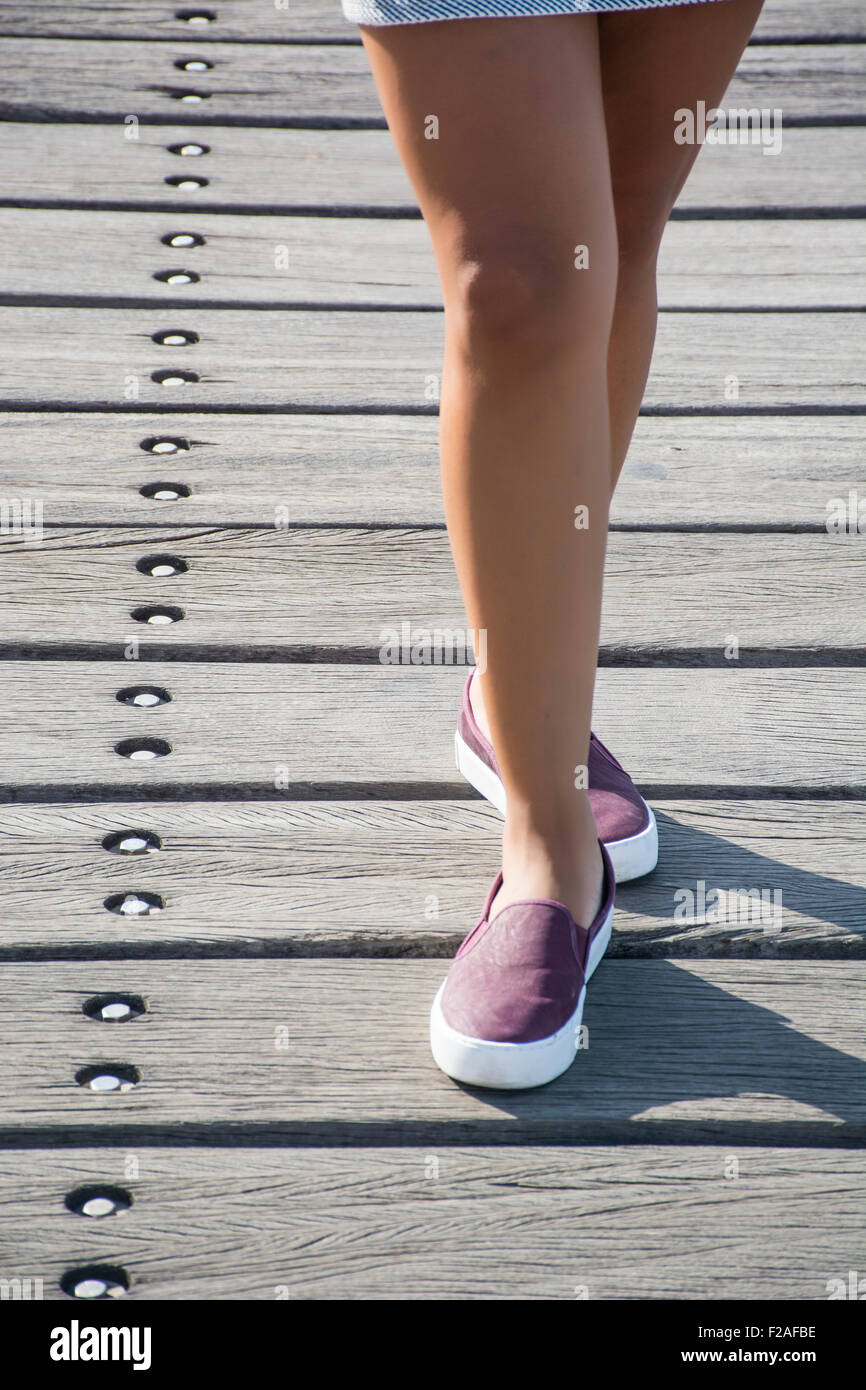 Giovane donna passeggiate all'aperto Foto Stock