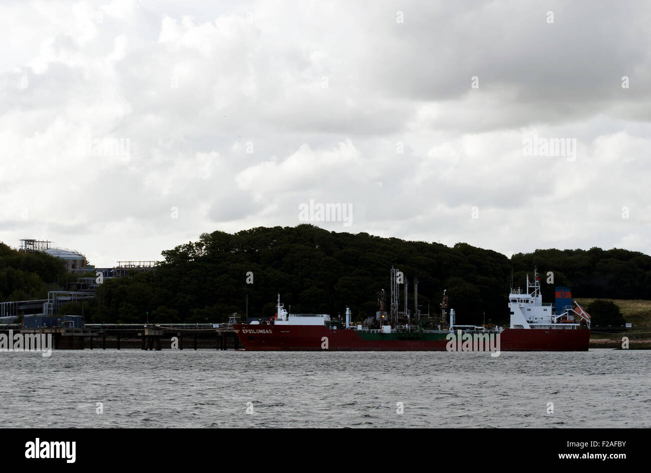 Una tanica di benzina ormeggiato a Braefoot Bay nelle vicinanze Aberdour in Fife, Scozia, dall'isola di Inchcolm. Foto Stock