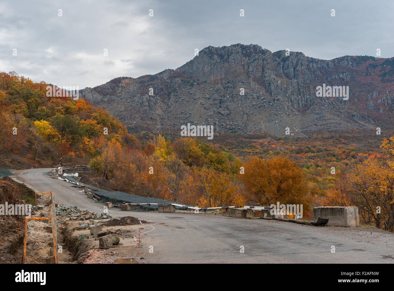 Paesaggio autunnale con i lavori di manutenzione stradale nelle montagne della Crimea Foto Stock