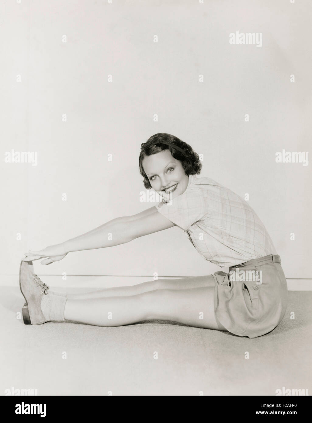 Donna di toccare la sua dita (OLVI008 OU360 F) Foto Stock