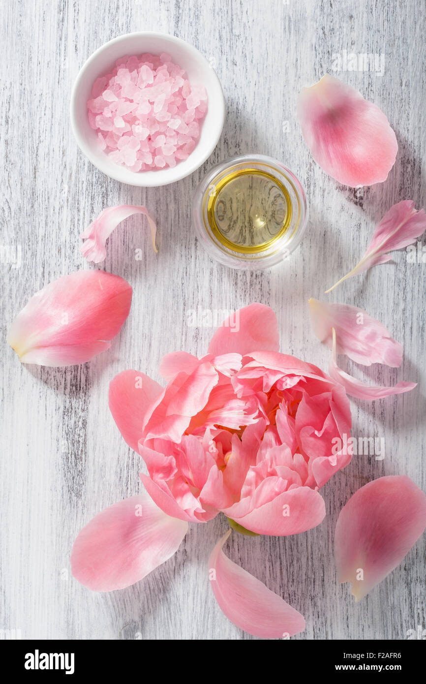 Fiore rosa peonia sale olio essenziale per spa e aromaterapia Foto Stock