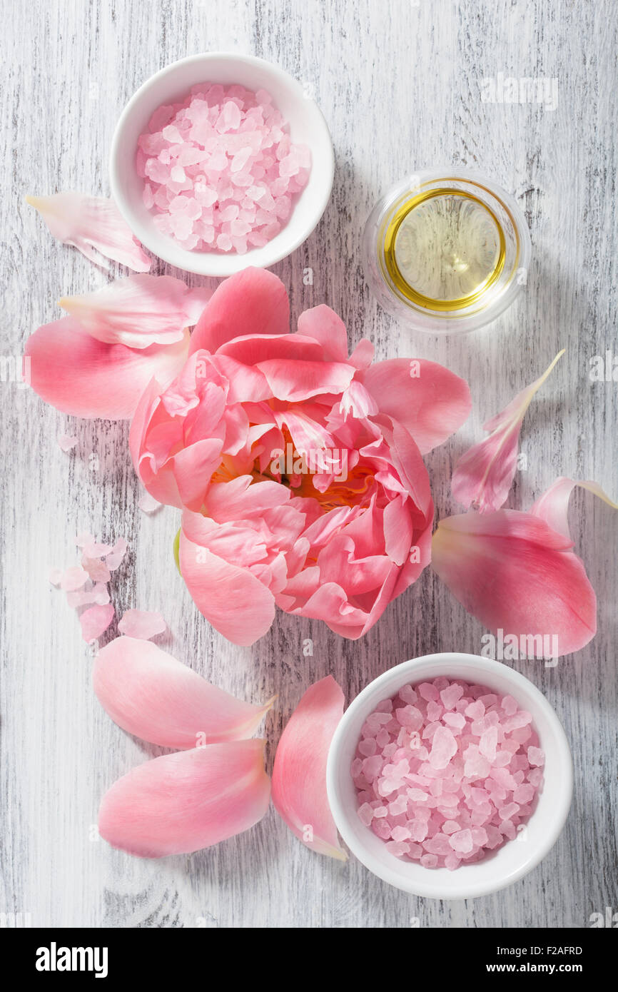 Fiore rosa peonia sale olio essenziale per spa e aromaterapia Foto Stock