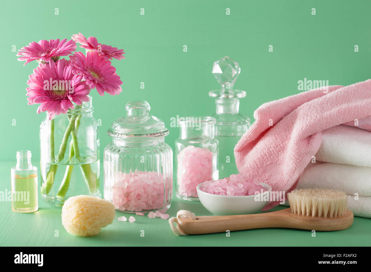 Aromaterapia spa con fiori di gerbera olio essenziale spazzola Foto Stock