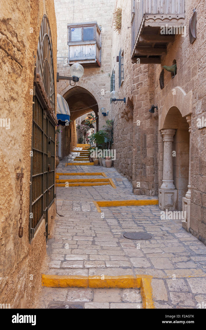 Vicolo stretto nella Vecchia Jaffa - una città antica, parte di Tel Aviv, Israele Foto Stock