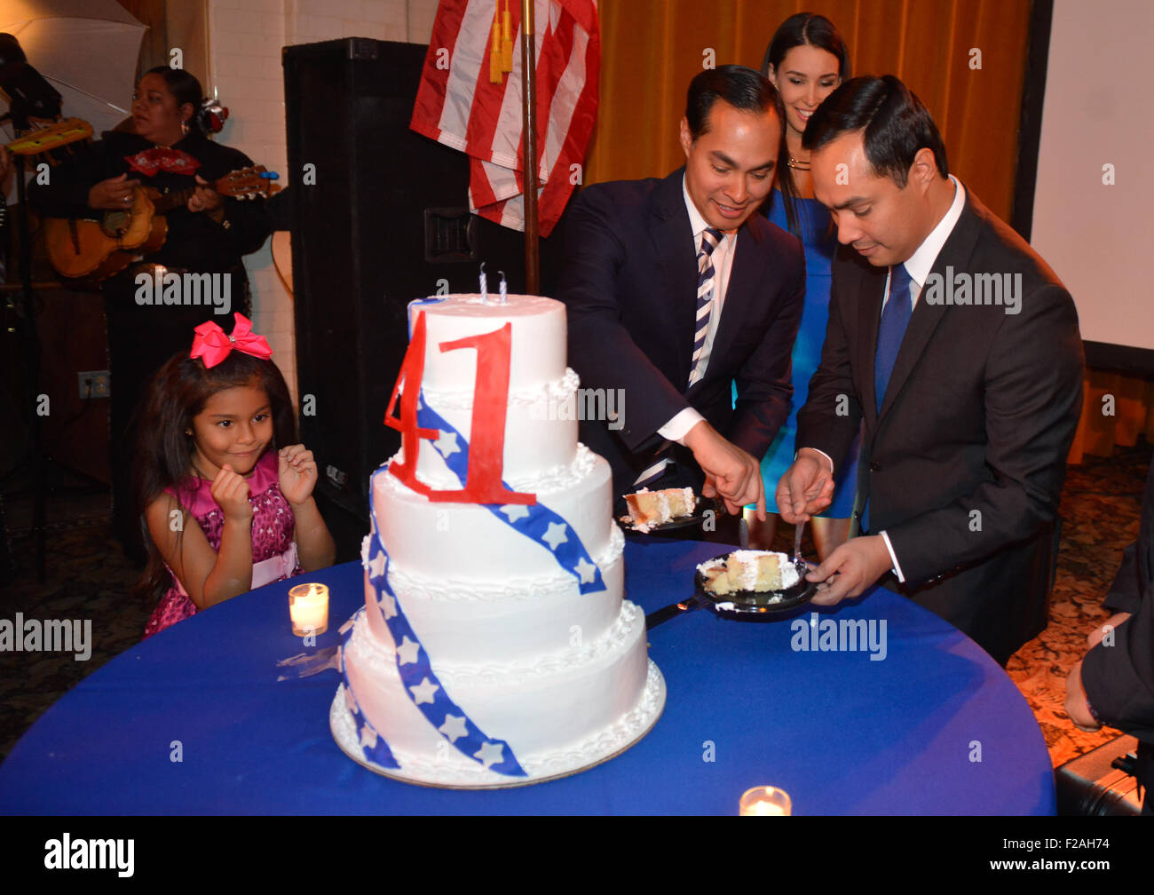 San Antonio, Texas, Stati Uniti d'America. Xiv Sep, 2015. Stati Uniti Segretario di Albergare e Sviluppo Urbano JULIAN CASTRO (centro) e suo fratello gemello, sost. JOAQUIN CASTRO (D-Texas) sorriso come celebrano il loro compleanno il 14 settembre 2015 in San Antonio, Texas, Stati Uniti d'America. Sec. Castro una figlia carina (sinistra), gli occhi la grande torta. Credito: Robin Jerstad/Alamy Live News Foto Stock