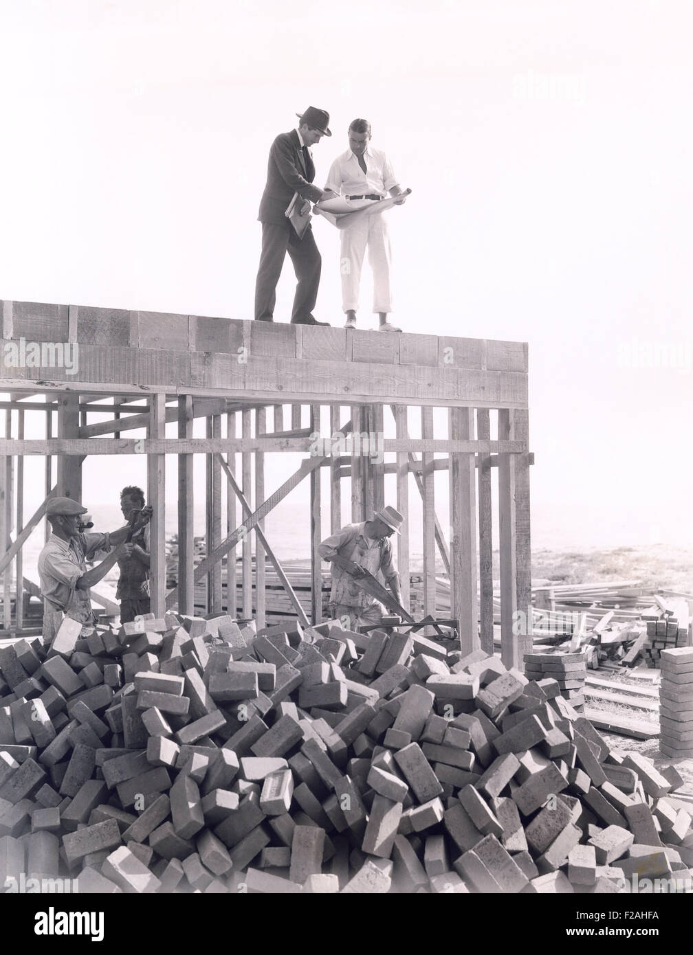 Due uomini che va oltre il blueprint (OLVI007 OU955 F) Foto Stock