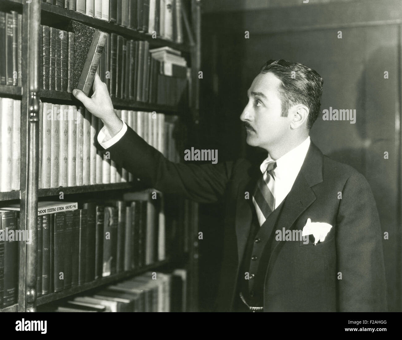 La scelta di una libreria un libro da leggere (OLVI007 OU934 F) Foto Stock