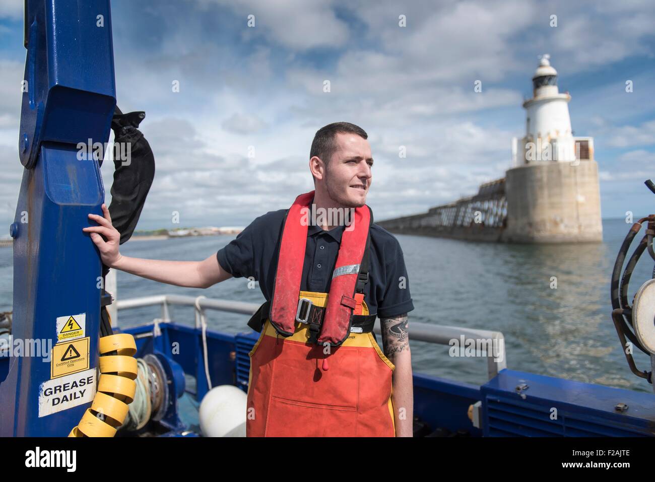 Pescatore sulla nave per la ricerca Foto Stock