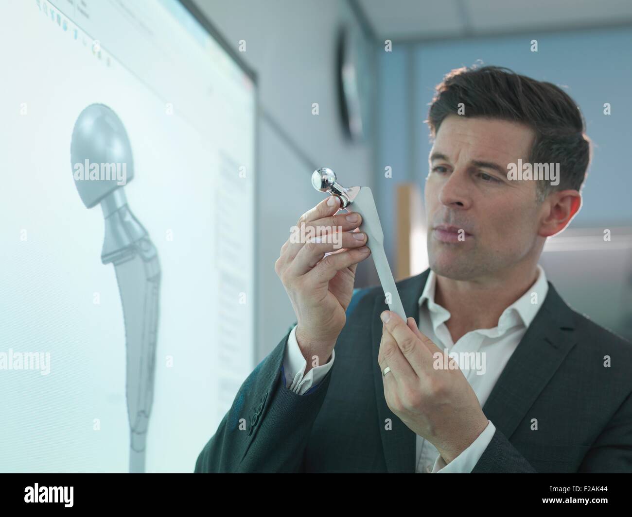 Medical product designer ispezione hip joint modello con schermo grafico Foto Stock