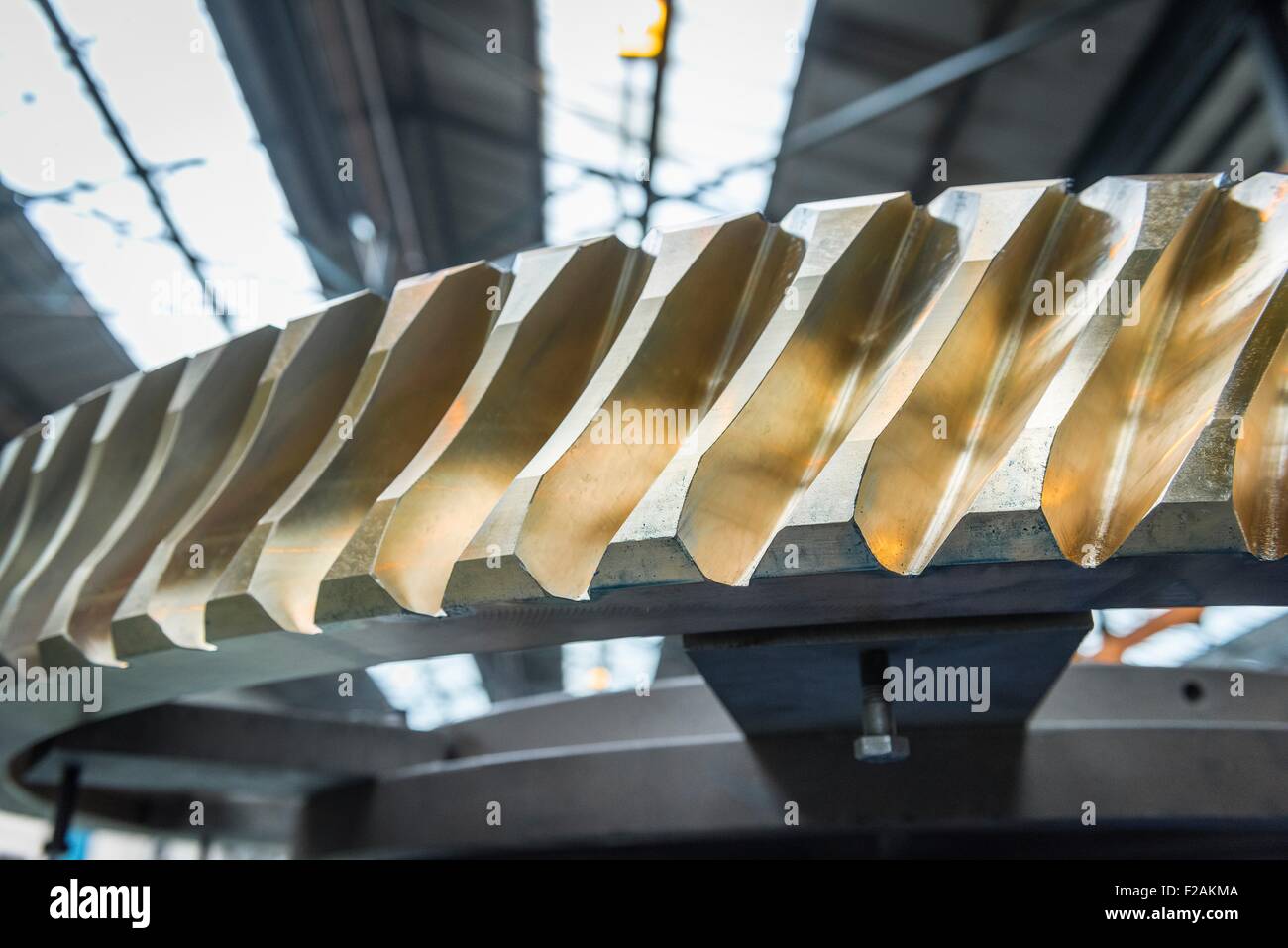 Close up di bronzo ingranaggio a vite senza fine ruota in fabbrica di ingegneria Foto Stock
