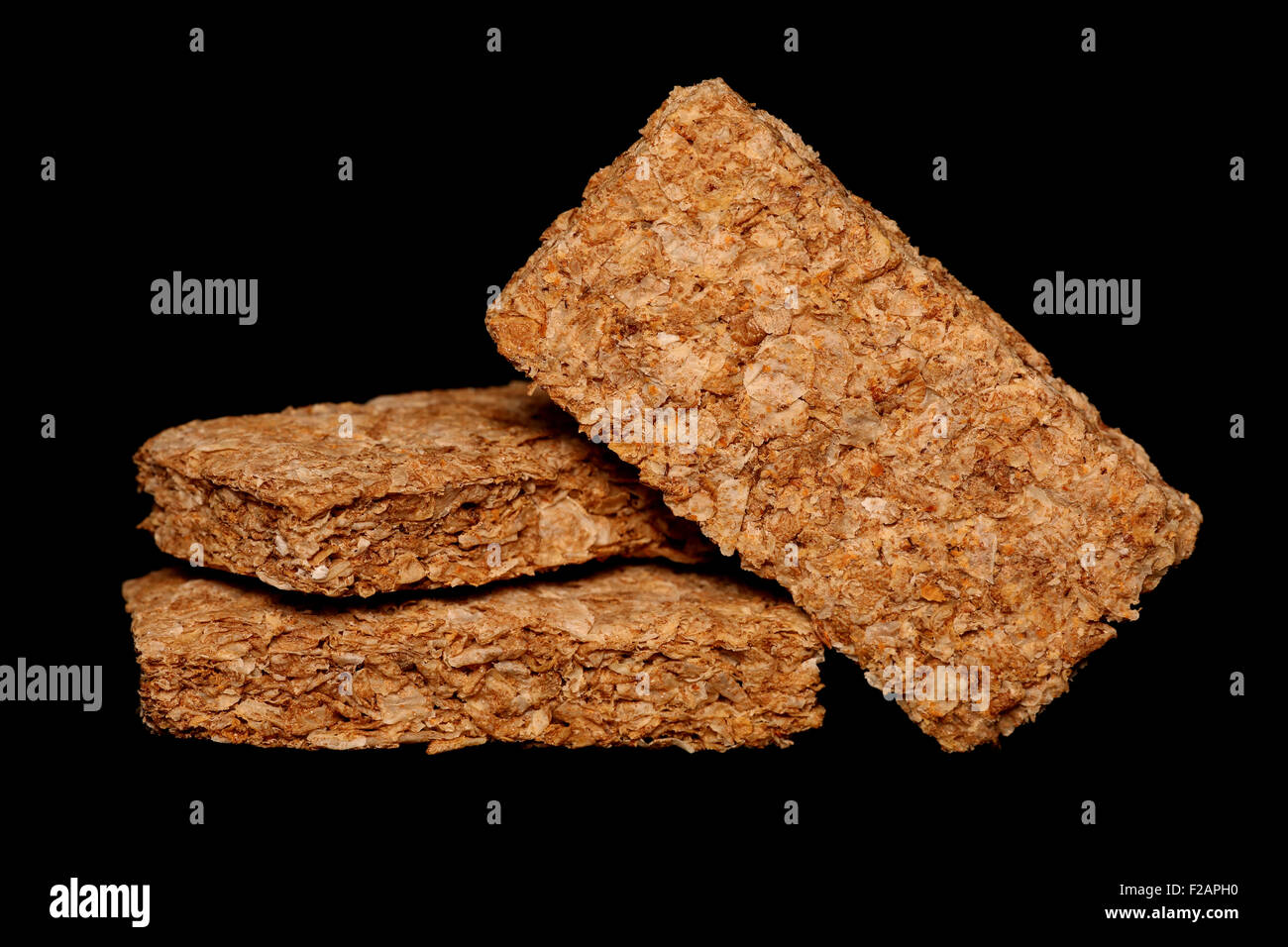 Pila di wheatabix dei cereali su sfondo nero Foto Stock
