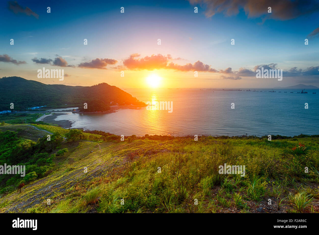 Villaggio con bel tramonto su hong kong costa. La vista dalla cima della montagna Foto Stock