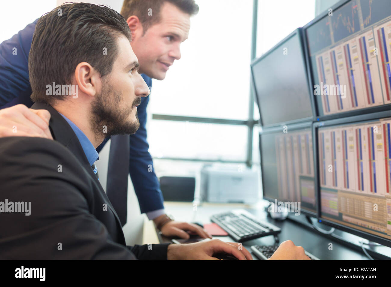 Stock traders guardando gli schermi dei computer. Foto Stock