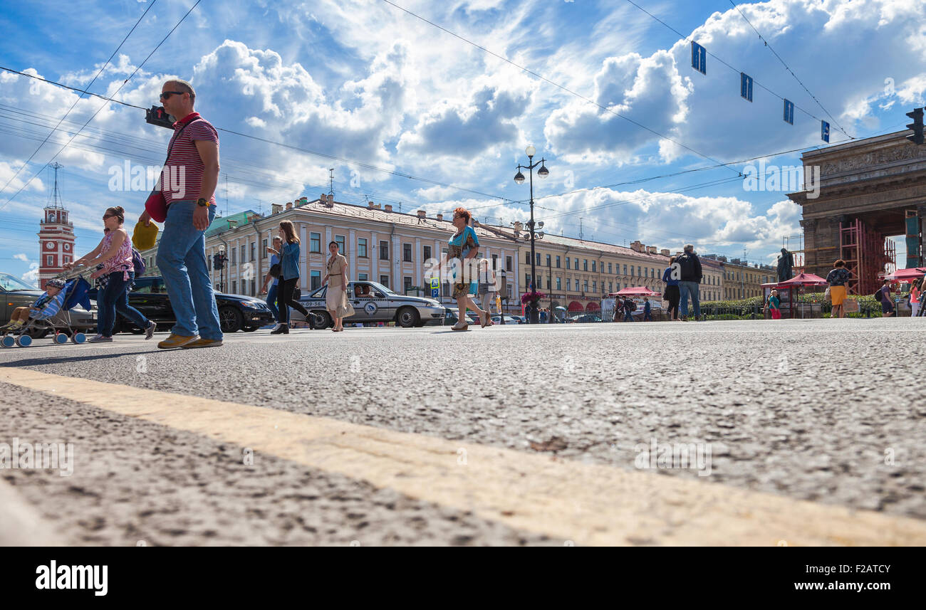 I pedoni passano Nevsky Prospekt in estate giorno soleggiato vicino alla Cattedrale di Kazan Foto Stock