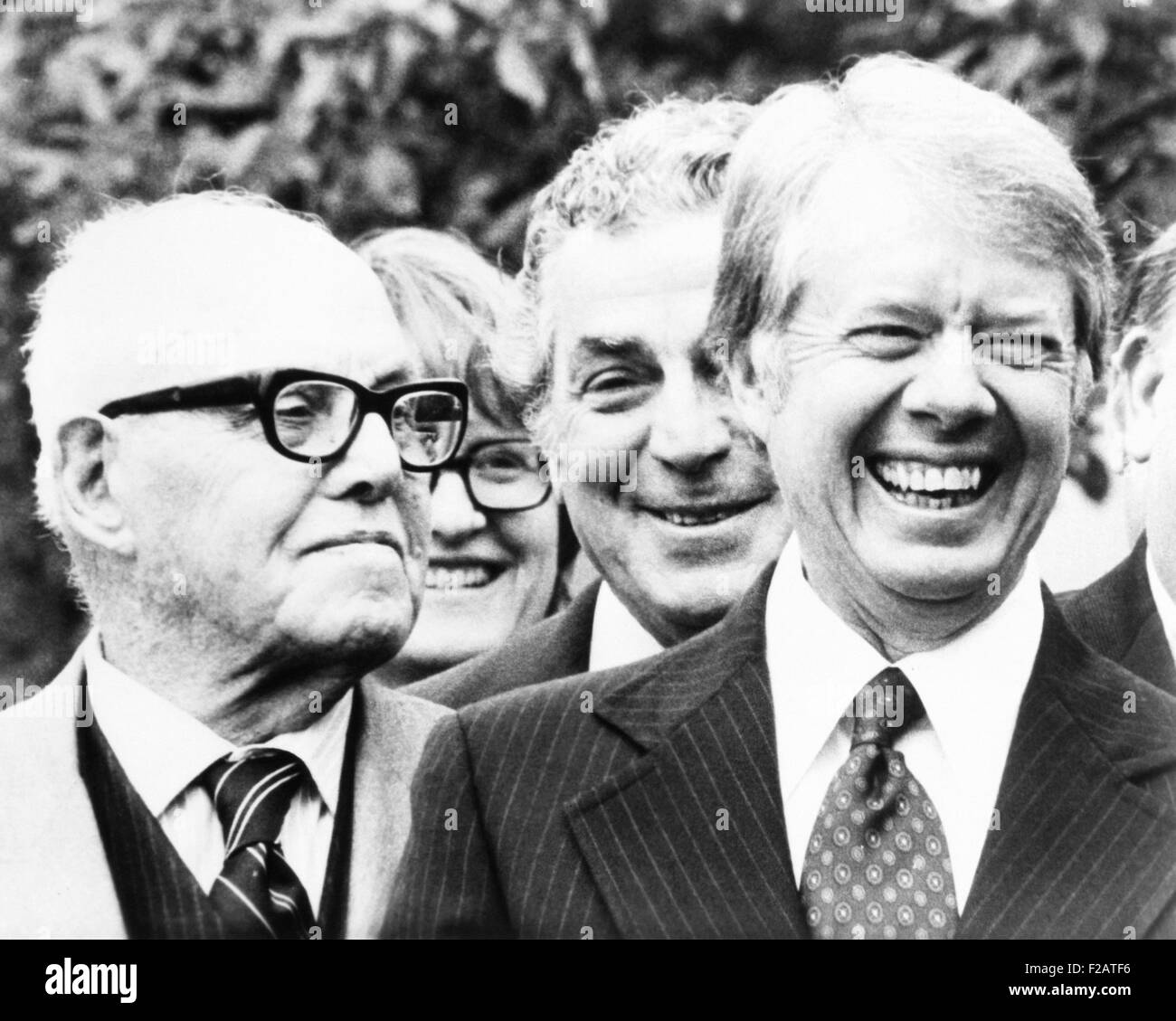 Il presidente Jimmy Carter e AFL-CIO il Presidente George Meany, Dicembre 2, 1977. Carter ha firmato la legislazione sollevando il salario minimo di $3.35 ad un'ora di 1981. (CSU 2015 11 1664) Foto Stock