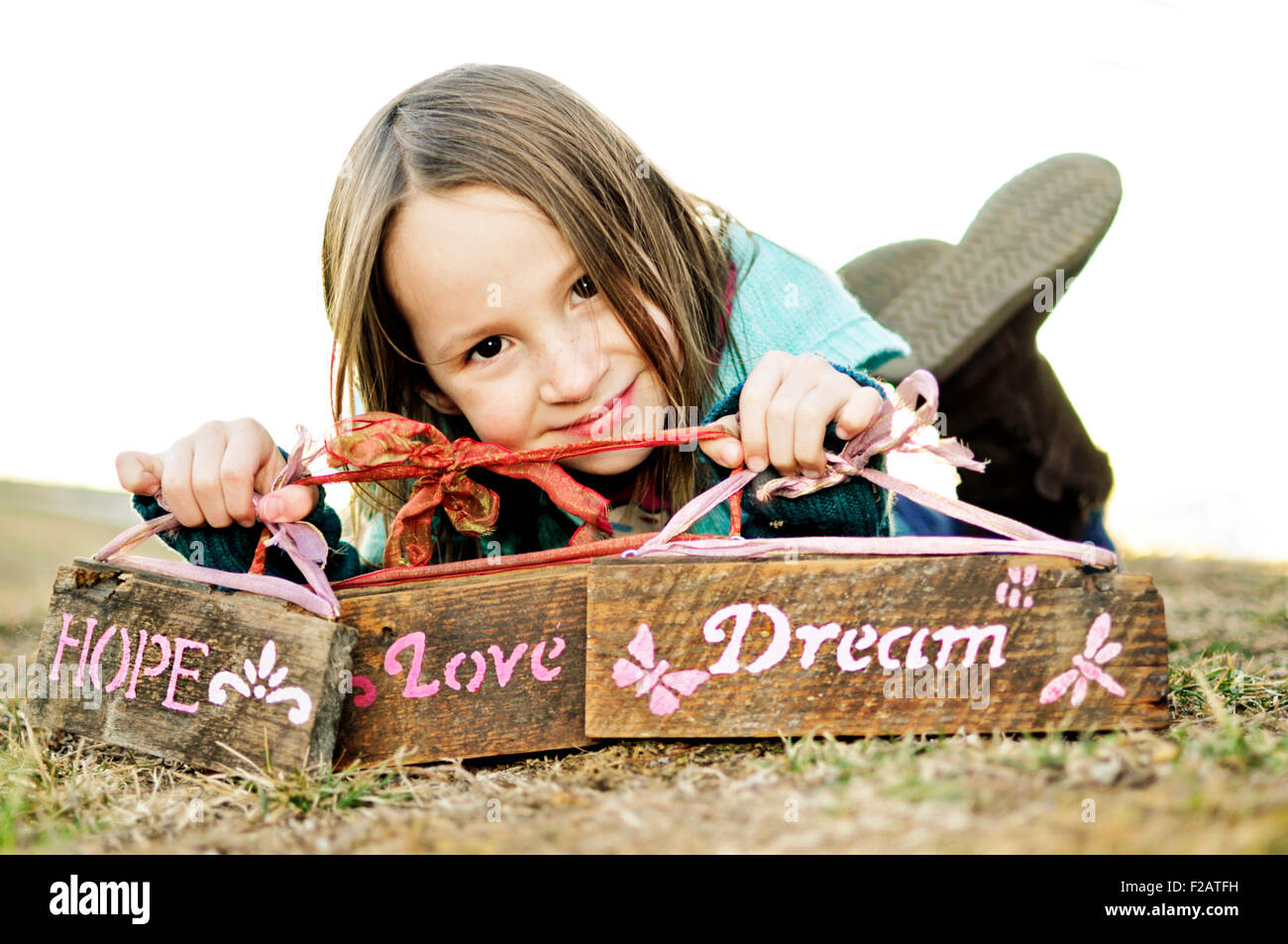 Ragazza con la speranza, di amore e di sogno segni di legno Foto Stock Ragazza con la speranza, di amore e di sogno segni di legno Foto Stock