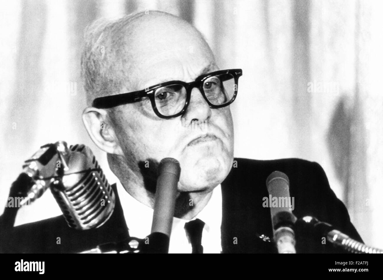 AFL-CIO il Presidente George Meany speranza di guadagnare 25-30% paga oraria escursioni. Marzo 15, 1966. Meany ha esortato l'Unione ad ignorare il 3.2% di cartelli segnaletici per aumenti salariali fissati dal governo nel loro la contrattazione con General Electric e Westinghouse Electric Corporation. (CSU 2015 11 1653) Foto Stock