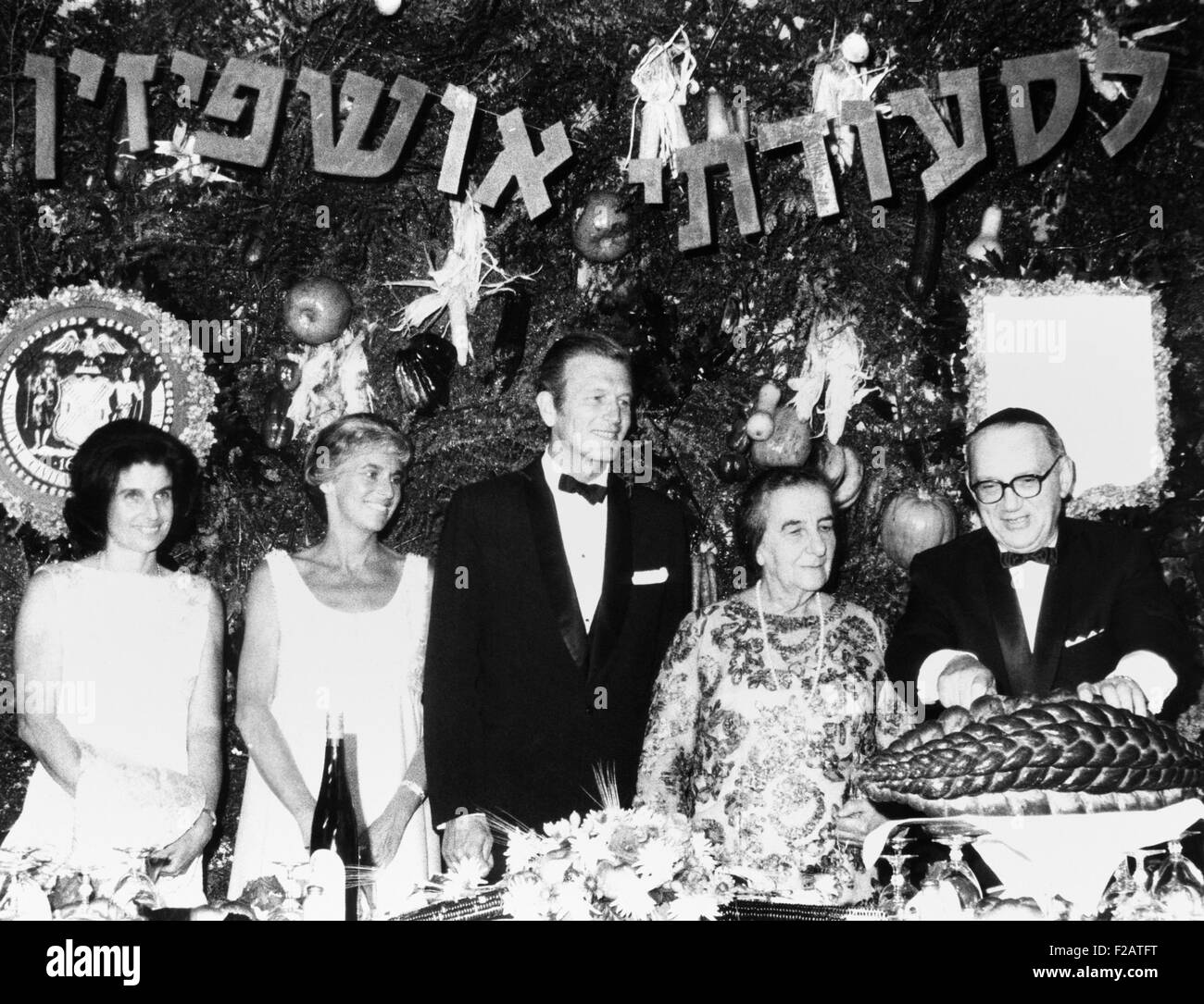 Premier israeliano Golda Meir onorato nella città di New York, 1 ottobre, 1969. Il rabbino Emmanuel Rackman tagli Challah per Festival di Succot al Brooklyn Museum. L-R: Sig.ra Yitzhak Rabin, moglie dell'ambasciatore israeliano presso di noi; Maria Lindsay, Mayor John Lindsay, e Premier israeliano Golda Meir. (CSU 2015 11 1648) Foto Stock
