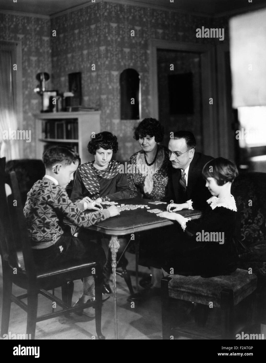 Il dottor Karl A. Menninger, psichiatra, la riproduzione di un gioco con la sua famiglia. Ca. 1930. L-R: Robert Gaines, Julia, la sig.ra Menninger, il dottor Menninger, e Marta. (CSU_2015_11_1626) Foto Stock