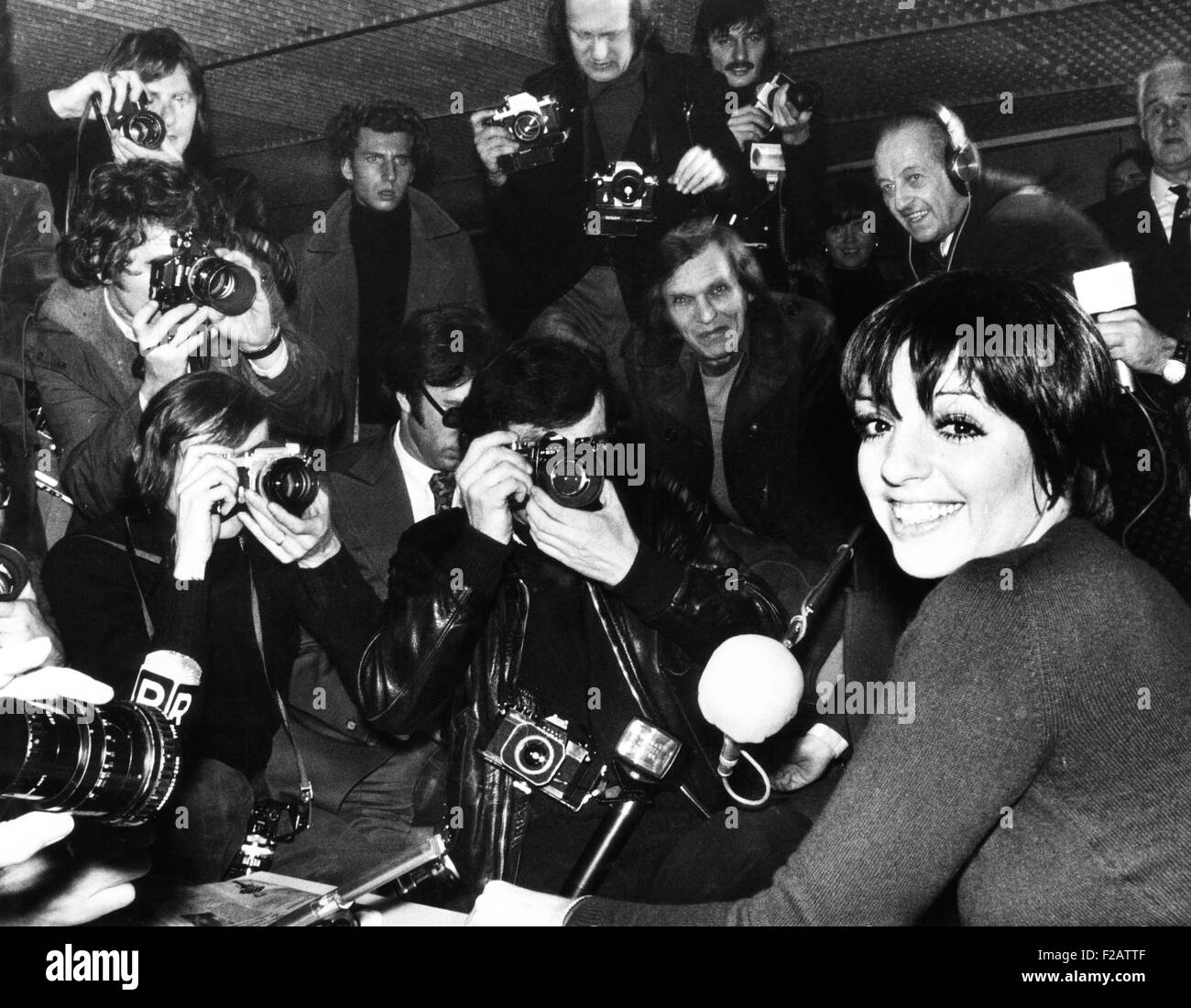 Liza Minnelli è circondato dai fotografi durante un aeroporto news nella conferenza di Parigi. Gen 17, 1975. (CSU 2015 11 1609) Foto Stock