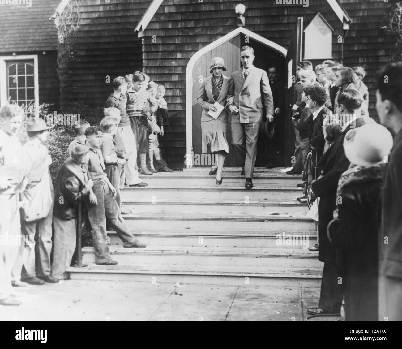 Helen Wills, lasciando San Clemente chiesa episcopale con il suo nuovo marito, Frank Moody, Jr. si sono sposati a San Francisco nel dicembre 1929. (CSU 2015 11 1573) Foto Stock