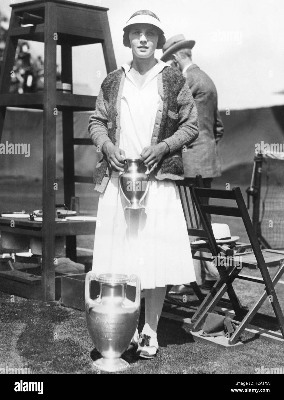 Helen Wills, con trofei in Stati Uniti Nazionale torneo di tennis a Forest Hills. Agosto 18, 1923. Il 17 enne Wills ha vinto la sua prima donna singoli Championship sconfiggendo Molla Mallory. (CSU 2015 11 1565) Foto Stock