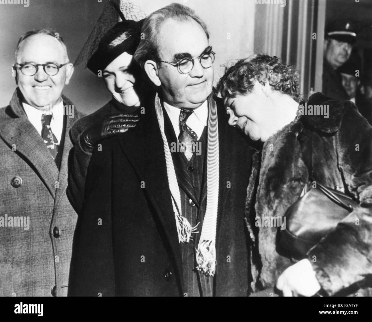 Tom Mooney camminato fuori di San Quentin prigione dopo aver servito per 22 anni, 7 gennaio 1939. Viscosità Mooney è stato graziato dal Governatore Culbert L. Olson dalla sua vita frase per il 1916 Preparazione giorno bombardamenti in San Francisco. (CSU 2015 11 1539) Foto Stock