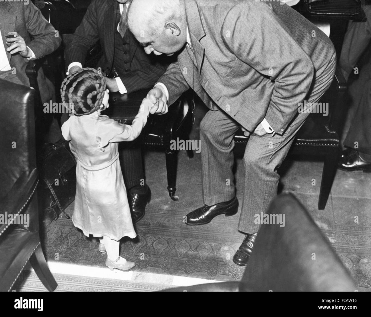 Finanziere J.P. Morgan educatamente scuote le mani con un po' di lady, circus midget Lya Graf. Il 1 giugno 1933. Come una trovata pubblicitaria, press agent per i fratelli Ringling Circus ha approfittato del sensazionale Morgan testimonianza presso il Senato Banking e comitato di valuta. (CSU 2015 11 1503) Foto Stock