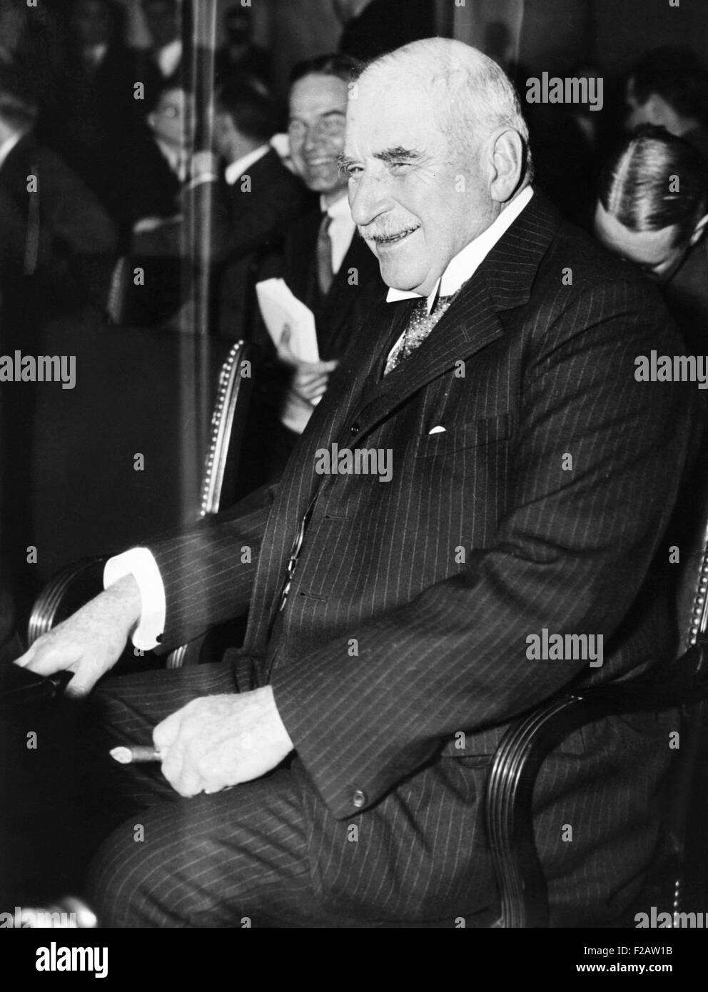 J.P. Morgan Jr. prima che il comitato di Nye, 7 gennaio 1936. Il senato della speciale Commissione per indagine delle munizioni l'industria ha cercato di scoprire i mezzi finanziari e di interessi bancari coinvolgimento nella guerra mondiale I. Morgan ha testimoniato la sua banca girato allentate con prestiti per gli alleati solo dopo che il governo ha approvato. (CSU 2015 11 1499) Foto Stock