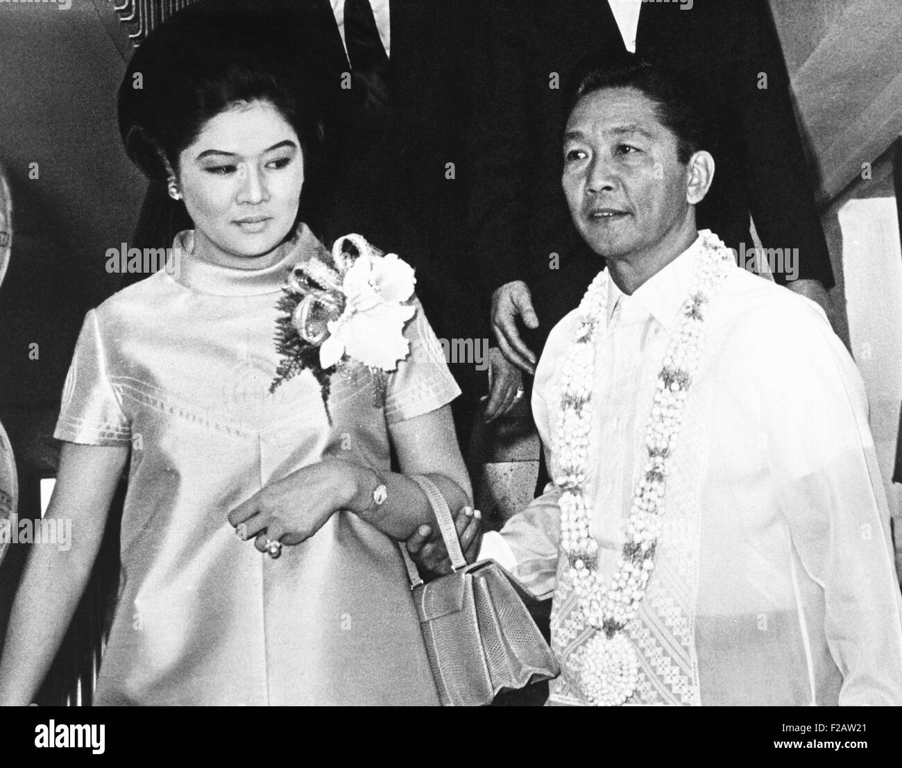 Presidente Ferdinando Marcos delle Filippine e di sua moglie in Romualcez Imelda Marcos. Aprile 15, 1969. Egli ha dichiarato come un dittatore dopo aver imposto la legge marziale da 1972-1981, che ha giustificati da presunte minacce di comunisti e insorgenze musulmano. (CSU 2015 11 1486) Foto Stock