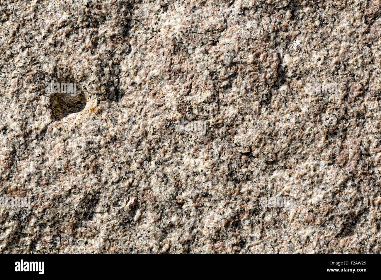 Una vista ravvicinata del volto di un taglio pietra in granito utilizzato per frangiflutti. Foto Stock