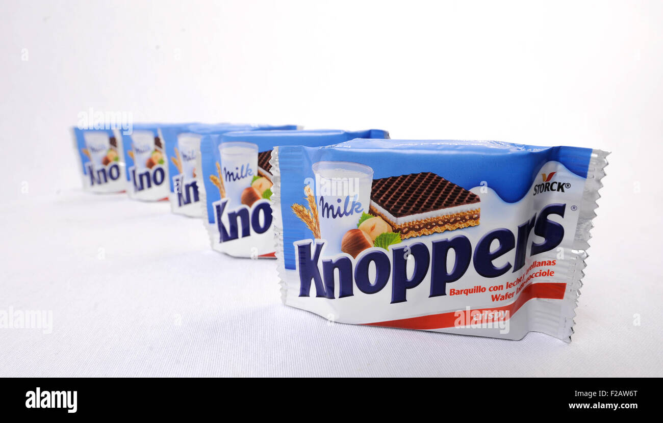 Knoppers waffle sandwich riempito con il torrone e crema di latte - barquillo de relleno cacao con crema de leche Knoppers Foto Stock