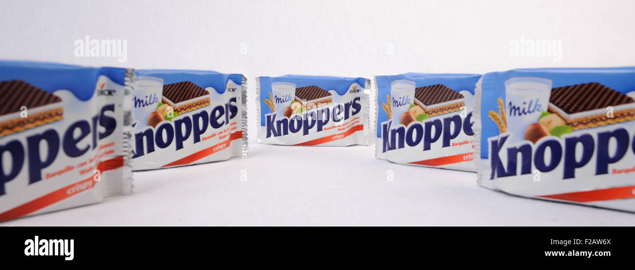 Knoppers waffle sandwich riempito con il torrone e crema di latte - barquillo de relleno cacao con crema de leche Knoppers Foto Stock