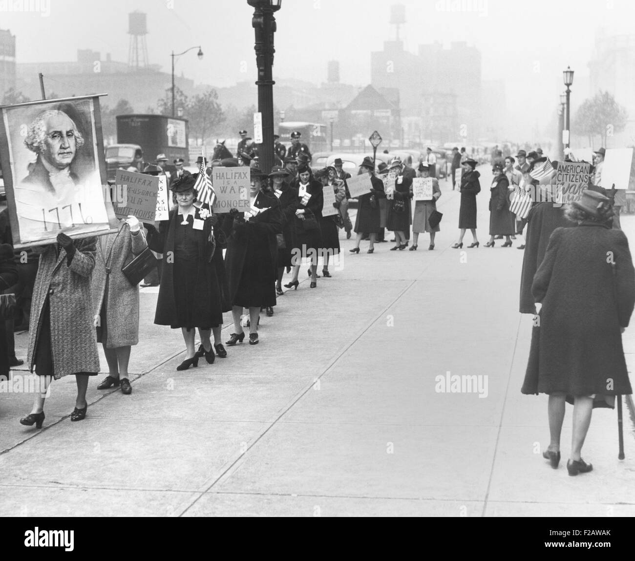 Isolationists femmina picket ambasciatore britannico, Lord Halifax in Cleveland, nov. 6, 1941. Essi portano i segni di lettura: Halifax è un Foto Stock