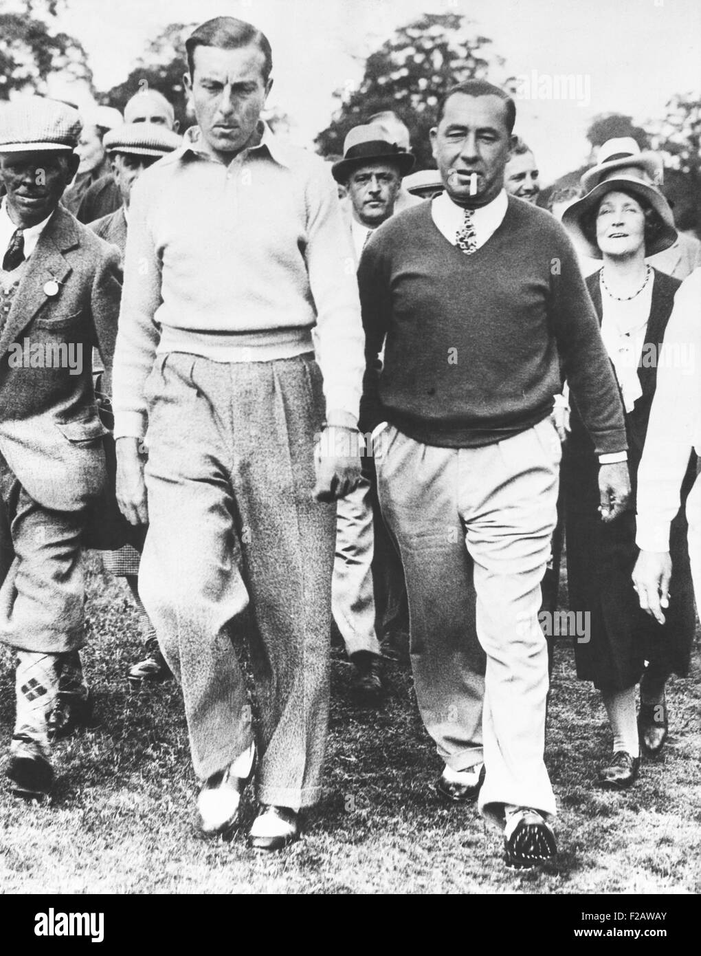 Walter Hagen e Henry Cotton durante il loro foro 36 sfida corrispondono, luglio 29, 1933. Hagen ha vinto la partita giocata sul Ashridge golf course a Burke Hampstead, Inghilterra. (CSU 2015 11 1445) Foto Stock