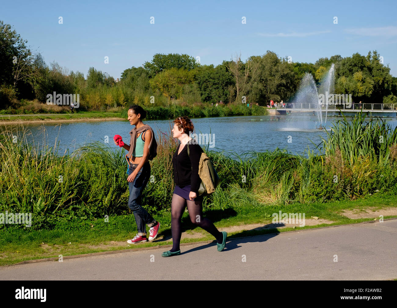 10 Settembre 2015: Walworth, Londra sud: Due donne su una passeggiata nel pomeriggio dal lago, Burgess Park Foto Stock