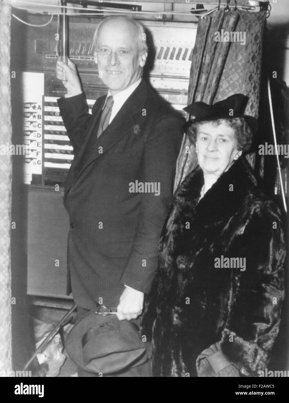 Norman Thomas e di sua moglie Francesca Stewart Thomas voto su nov. 7, 1944. Thomas era candidata socialista per il presidente. (CSU 2015 11 1415) Foto Stock