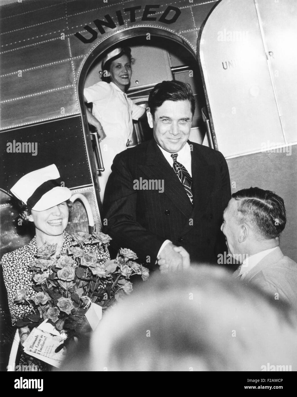 Wendell e Edith Willkie sono accolti come uscire da essi United Airlines DC-3 piano di campagna. July-Sept. 1940. (CSU 2015 11 1402) Foto Stock