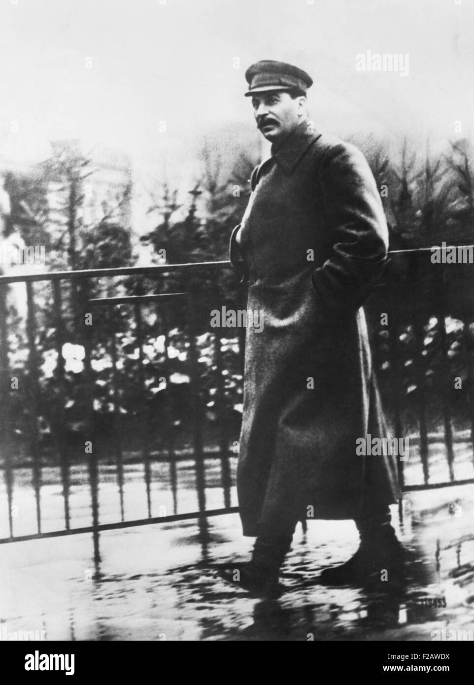 Il compagno Josef Stalin, Premier dell'Unione Sovietica e passeggiando nella Piazza Rossa in una pioggia di primavera. Mosca, 18 maggio 1932. (CSU 2015 11 1376) Foto Stock