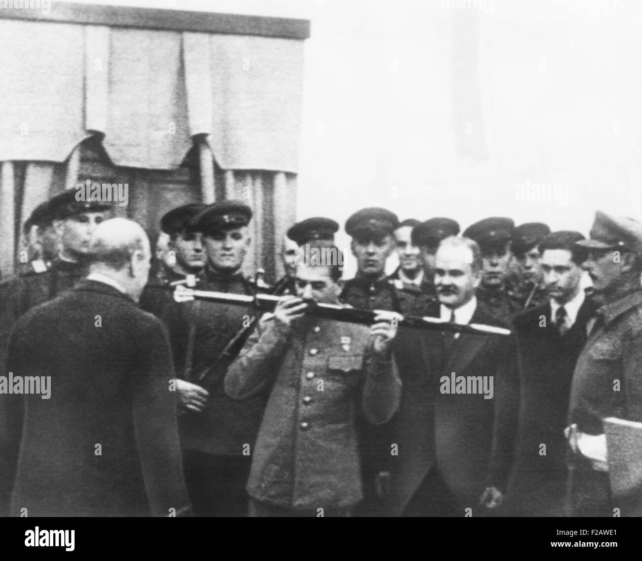 Josef Stalin baci spada data dal British in onore dei cittadini di Stalingrado. 7 dicembre, 1943. Winston Churchill (torna alla telecamera), ha reso la presentazione. Molotov, è su Stalin della sinistra. (CSU 2015 11 1373). Foto Stock