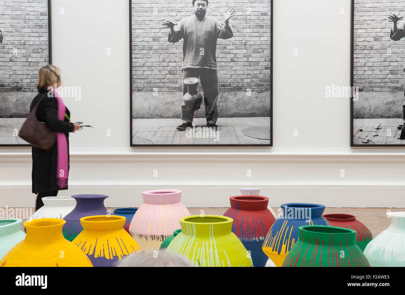 La Royal Academy of Arts di Londra, Regno Unito. 15 Settembre, 2015. Ai Weiwei autunno mostra. Curata in collaborazione con Ai Weiwei dal suo studio di Pechino, la RA presenta alcune delle sue opere più importanti a partire dal momento in cui egli tornò in Cina da noi nel 1993 fino ad oggi. I lavori scelti esplorare una moltitudine di temi, basandosi sulla propria esperienza di commentare la libertà creativa, la censura e il rispetto dei diritti umani nonché l'esame cinese contemporanea arte e società. Credito: Malcolm Park editoriale/Alamy Live News Foto Stock