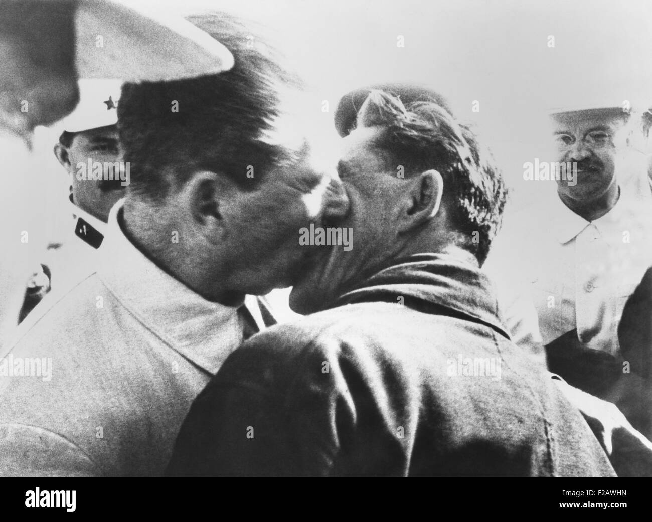 Josef Stalin (sinistra), abbracciando e baciando Ivan T. Spirin, Chief Navigator di 1937 Polar Expedition. Scienziati sovietici stabilito nel mondo il primo polo nord stazione di ghiaccio, Polo Nord-1, 13 miglia dal Polo Nord. (CSU 2015 11 1369) Foto Stock